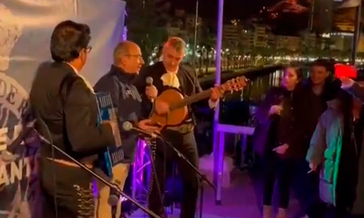 Felipe Calderón canta "El martes me fusilan", en España