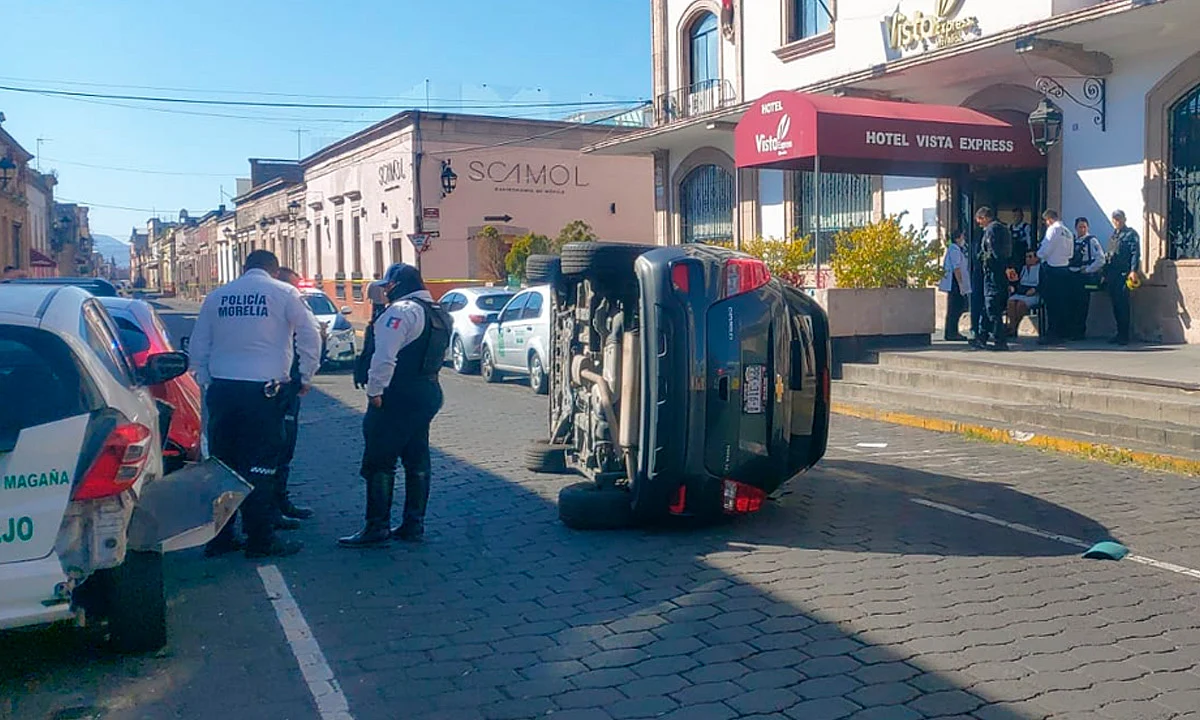 Se registra volcadura en calle del Centro Histórico de Morelia