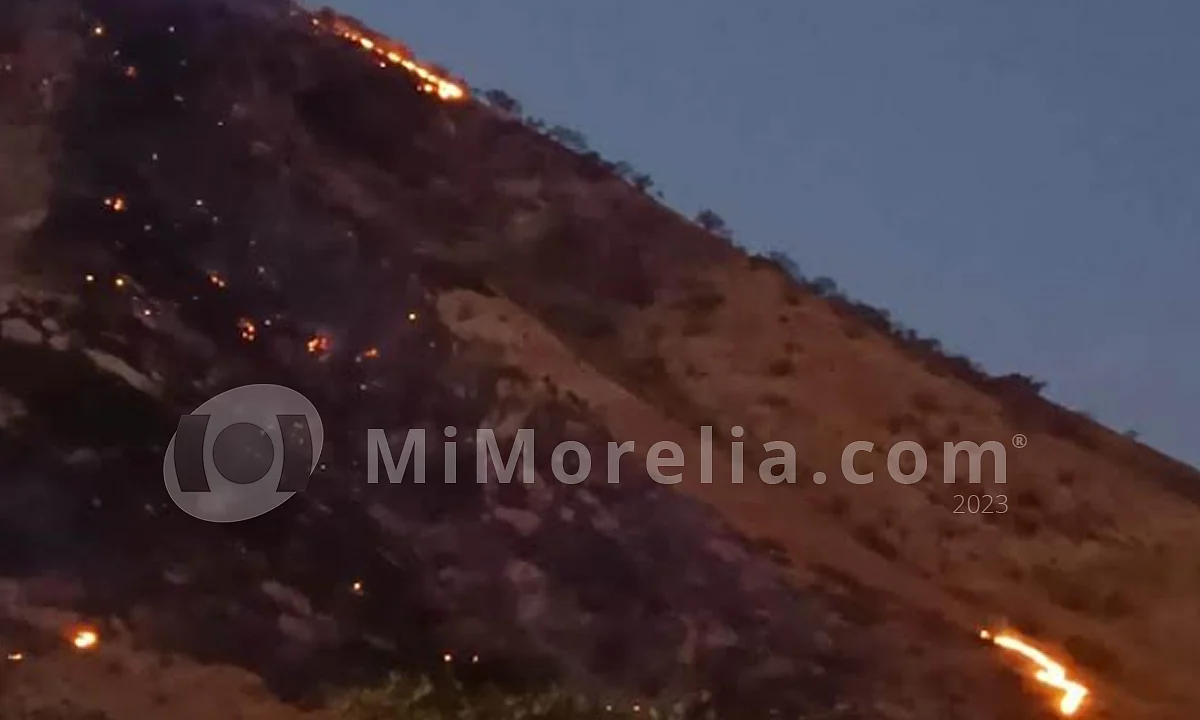 Se incendia Cerro del Húngaro, en Apatzingán