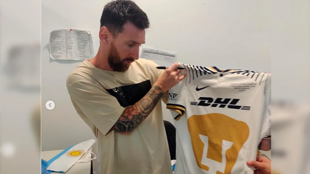 Messi posa con playera de Pumas