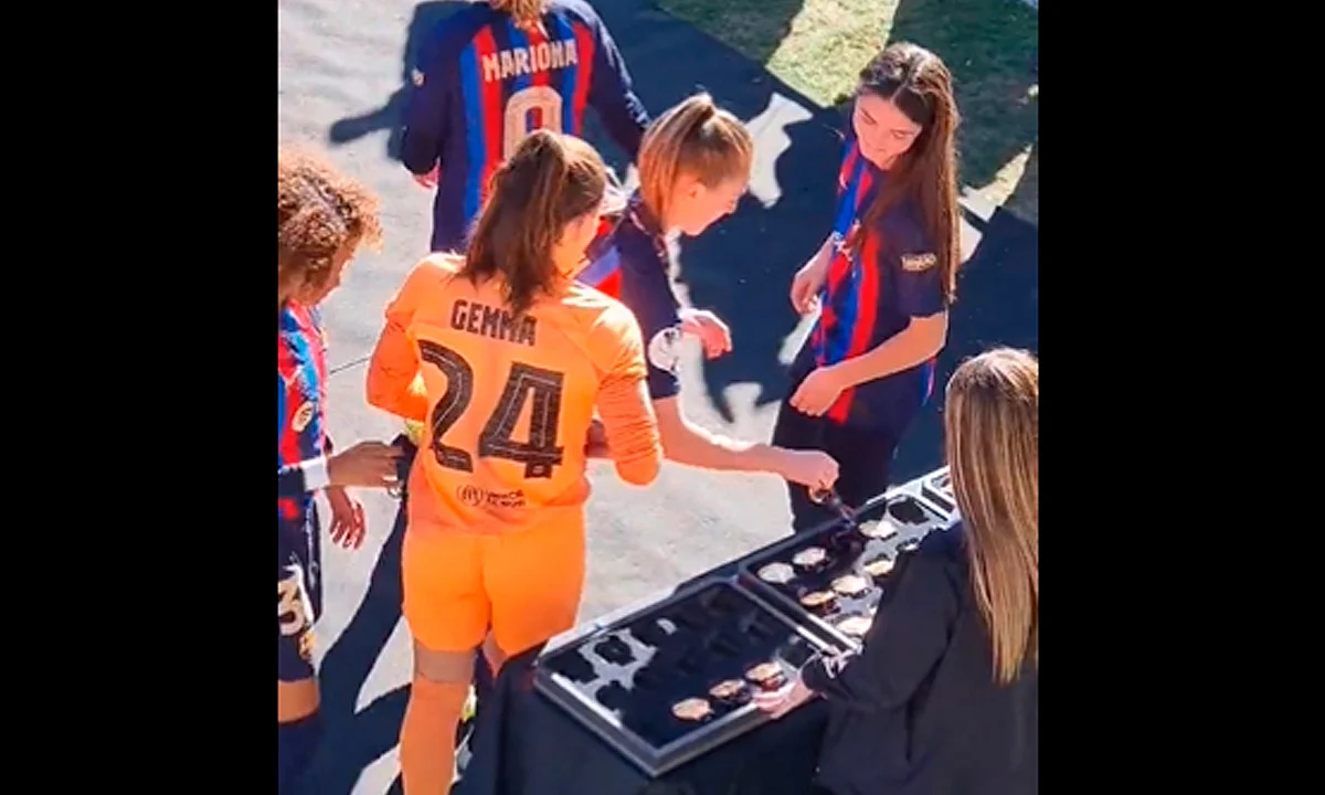 Campeonas de la Supercopa de España recogen sus medallas de una caja; acusan discriminación