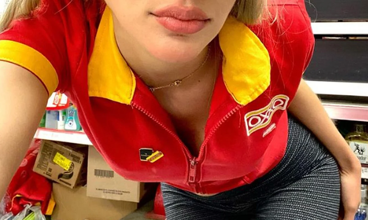 Cajera de Oxxo aprovecha que "no hay sistema" para armar coquetas fotos