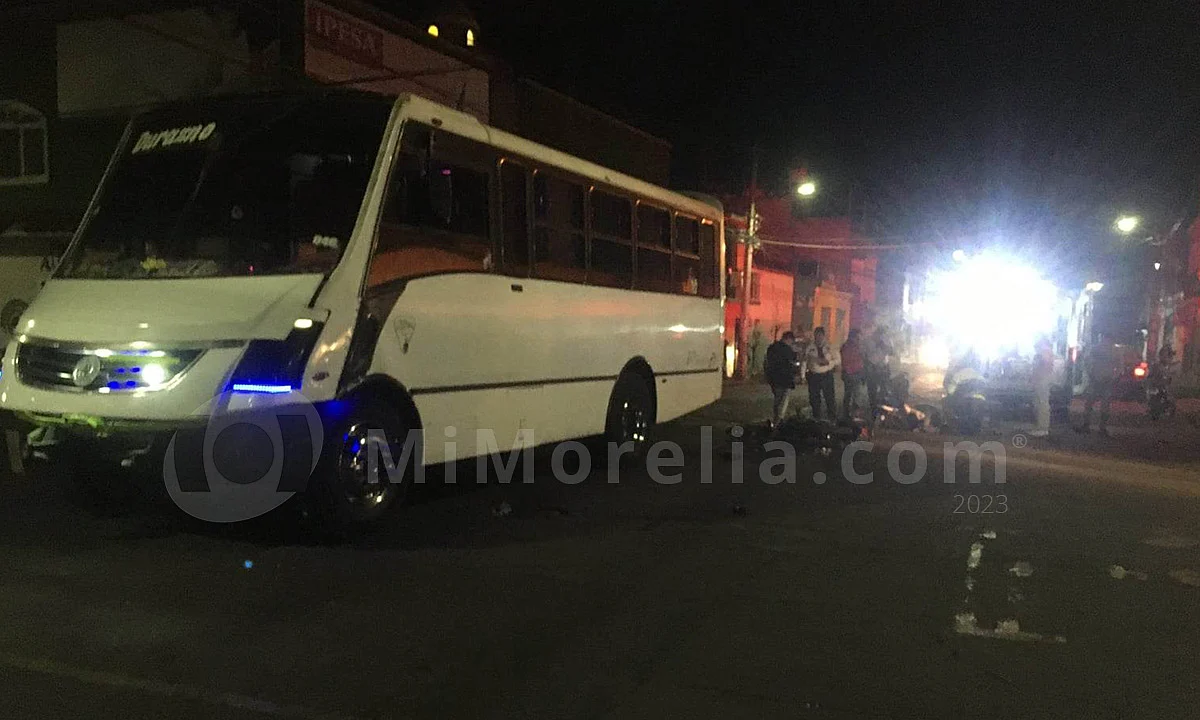 Motociclista queda herido tras chocar contra camión de pasajeros, en Morelia