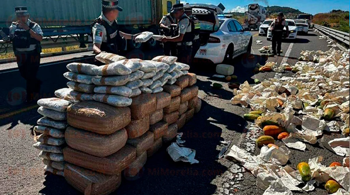 Vuelca camioneta en la Pátzcuaro-Cuitzeo; transportaba marihuana y papayas