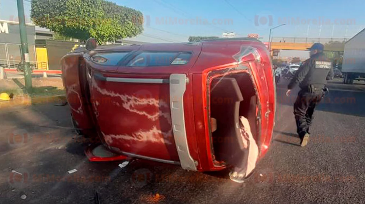 Otro: vuelca auto en salida a Salamanca de Morelia