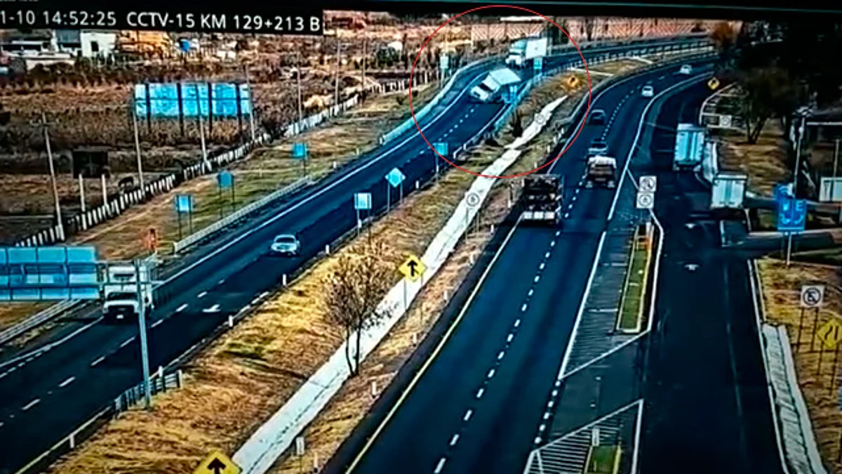 Tráiler vuelca en carretera de Michoacán, todo quedó grabado