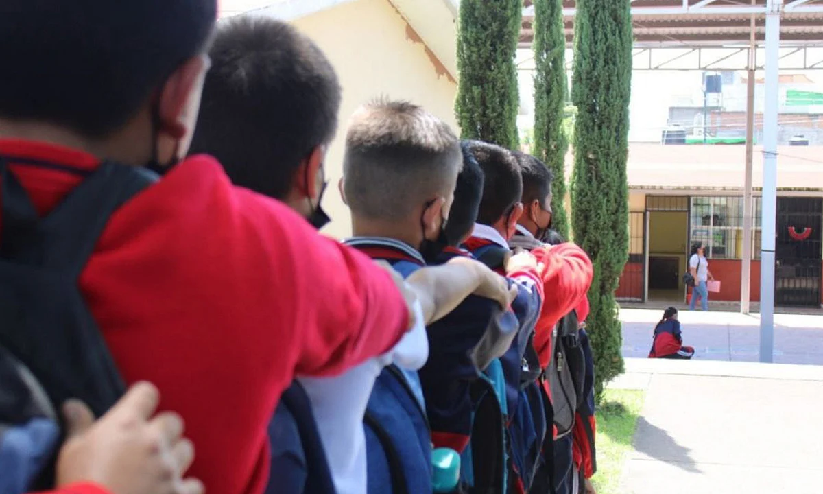Los estudiantes tienen un horario de 08:00 a 16:00 horas y reciben al menos un alimento