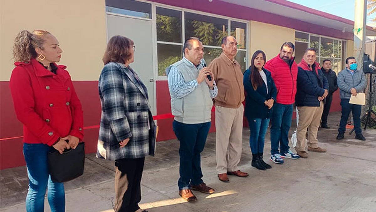 Entrega Bladimir González tres aulas nuevas en Erandeni