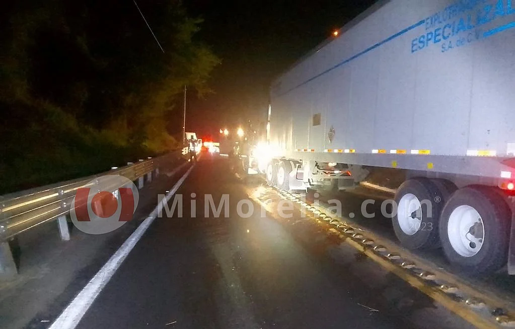 Chocan de frente auto y tráiler en la Siglo XXI; un hombre fallece 