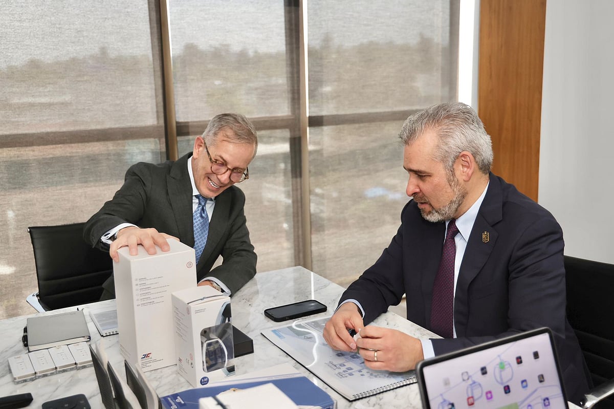 A la reunión también asistieron Isidoro Ruíz Argáiz, coordinador general de Gabinete y representantes del Grupo INDI