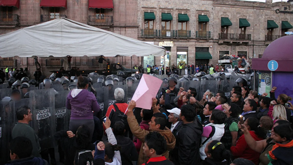 Video: GOE’s desalojan a antorchistas de avenida Madero