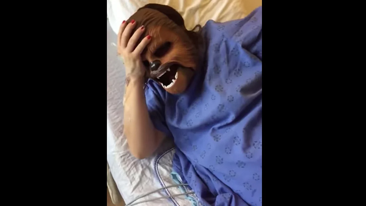 Video: Joven mujer se vuelve viral al usar máscara de Chewbacca durante su labor de parto