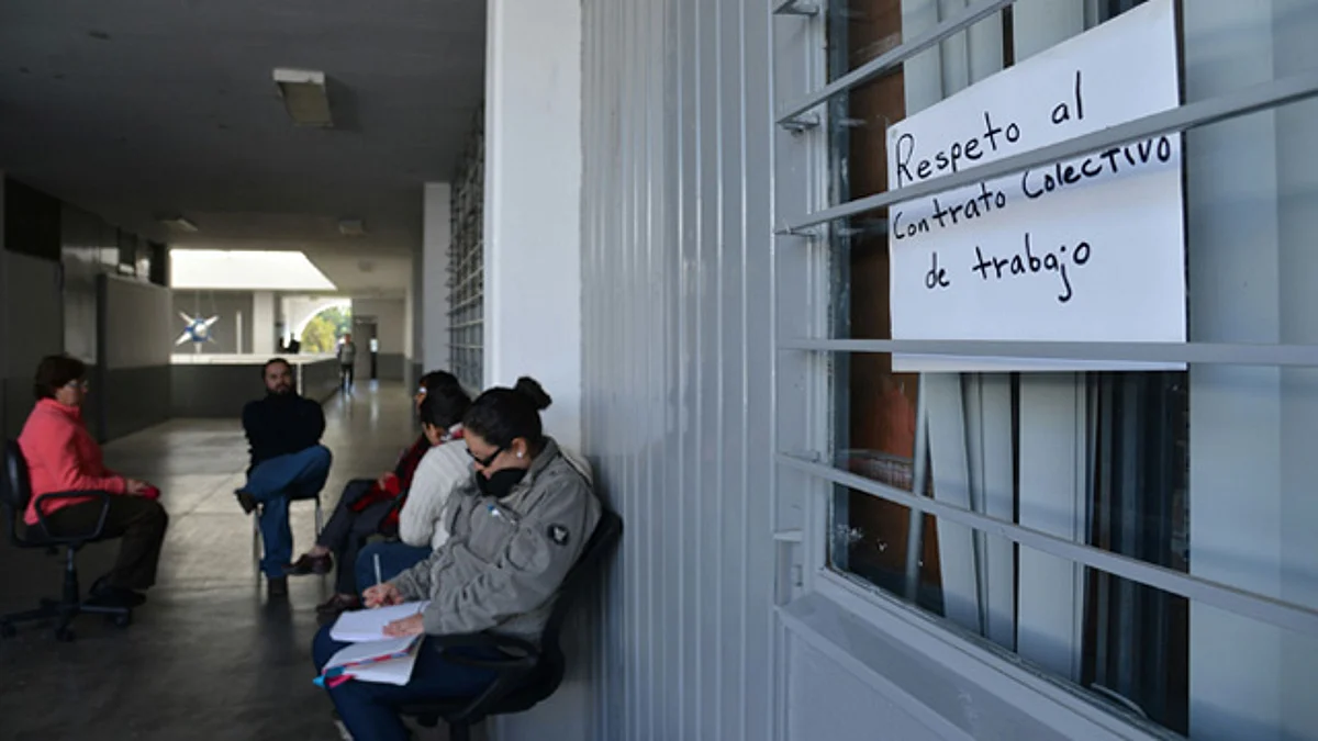 Por tercer día consecutivo, SUEUM mantiene tomada Rectoría