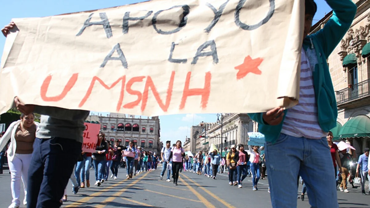 Marcha de la CUL arriba al Centro Histórico; bloquean avenida Madero