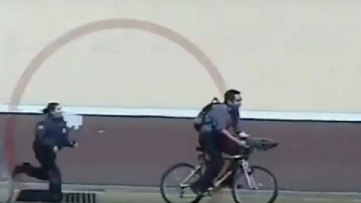 Video: Mujer policía persigue a ladrón que escapaba en bici y logra detenerlo