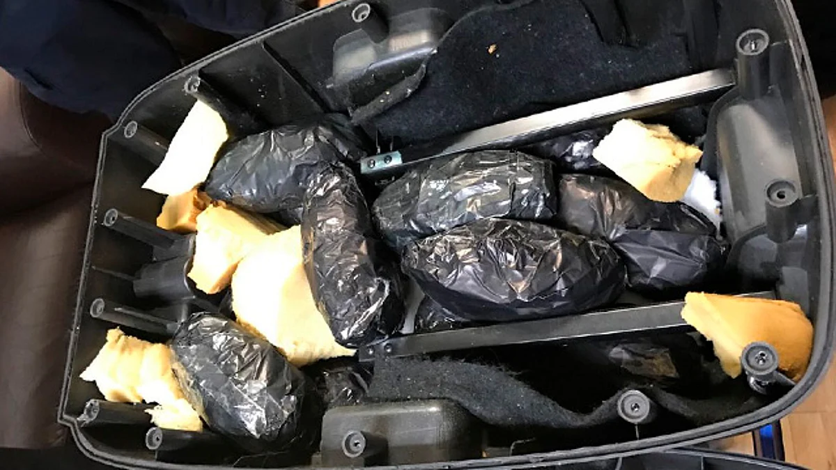 Aseguran droga sintética oculta en equipos de sonido