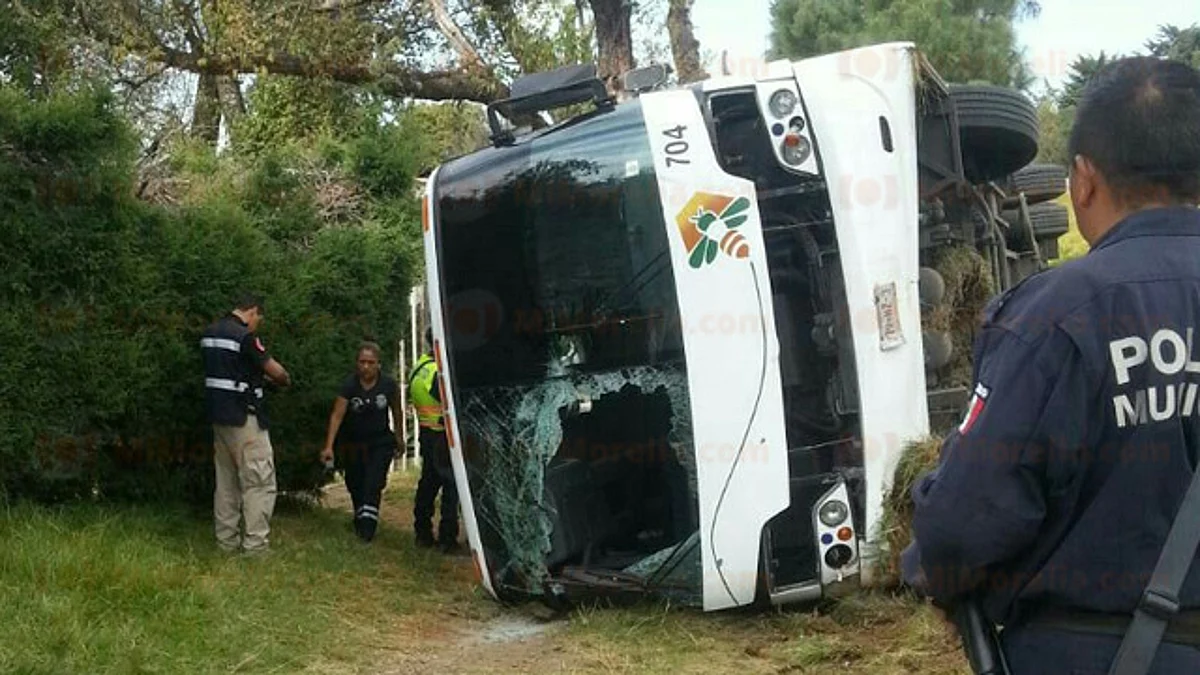 Vuelca autobús de pasajeros en Zitácuaro, hay cinco heridos