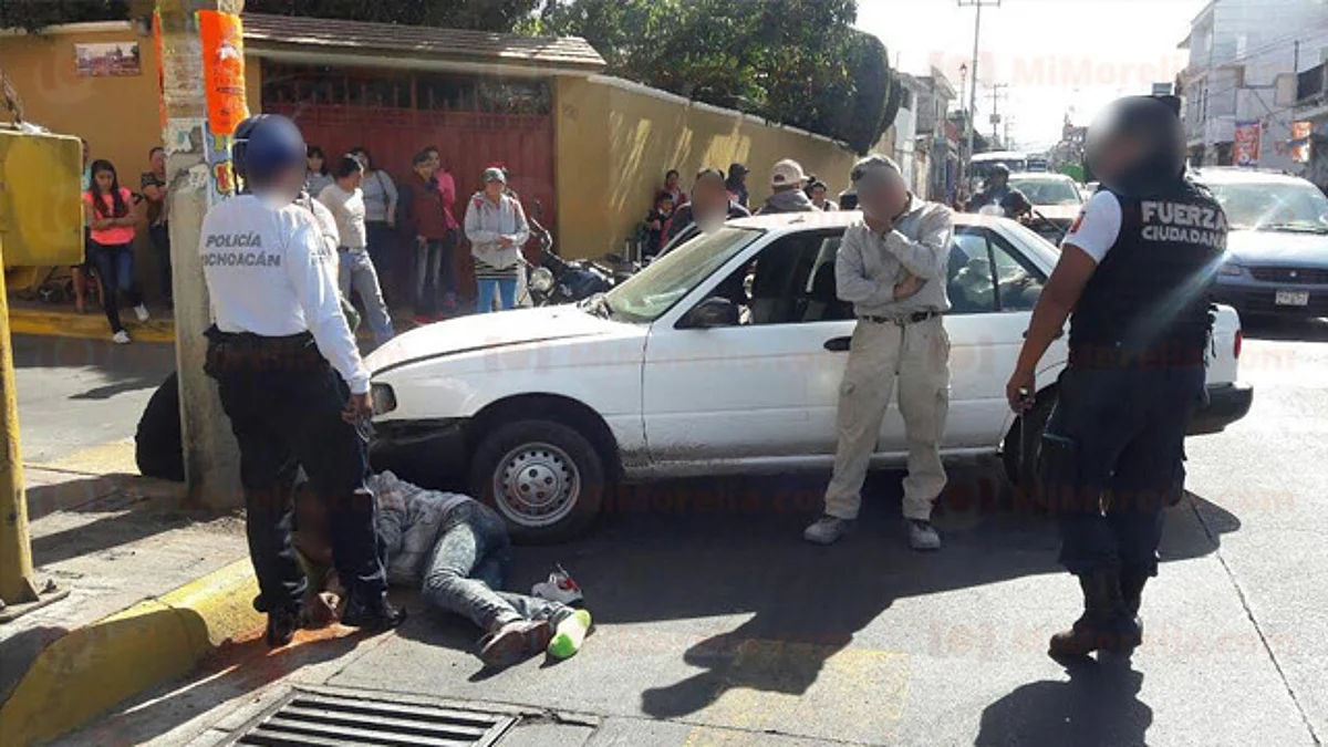 Viajaban tres en motocicleta y se impactan contra un taxi, en Jacona
