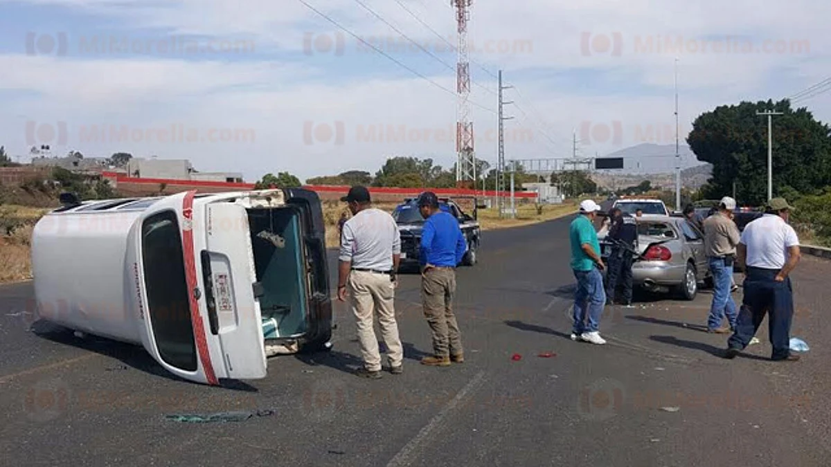 Accidente de combi deja 13 lesionados, en Jacona