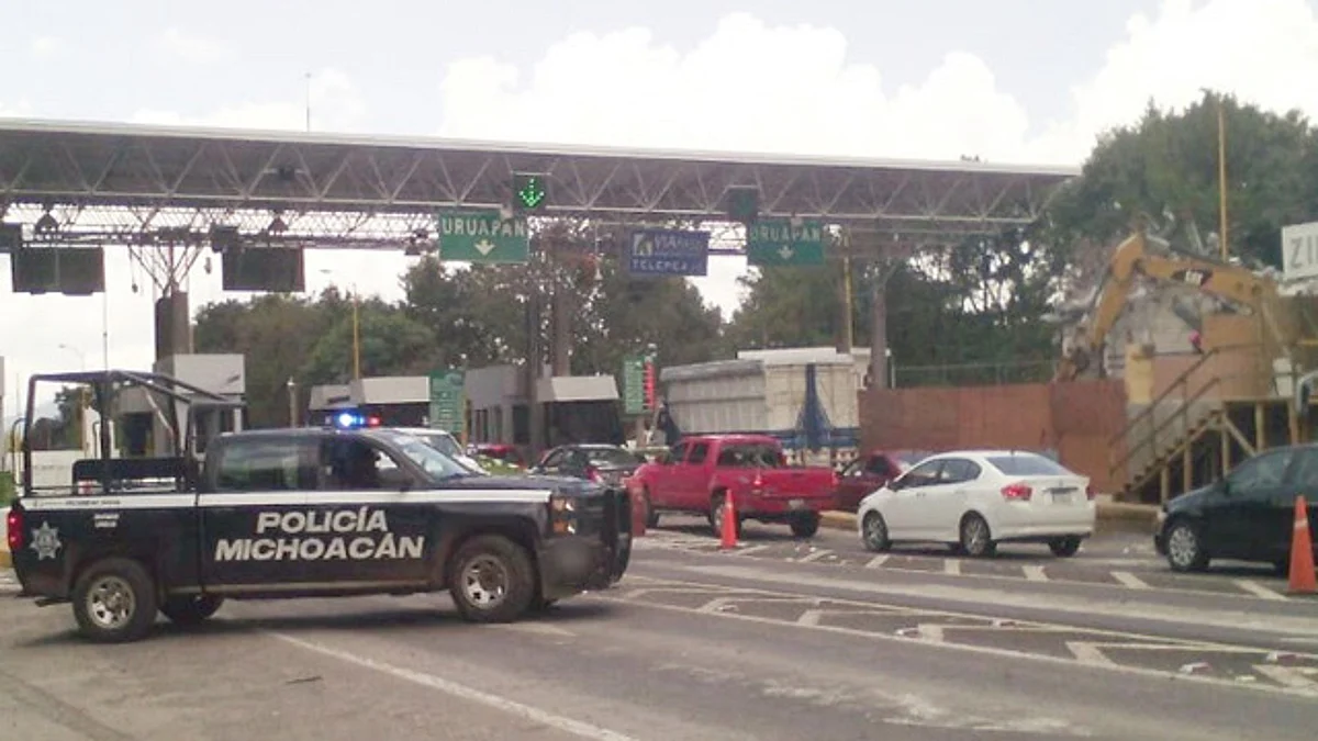 Integrantes de la CNTE liberan vehículos y casetas de peaje
