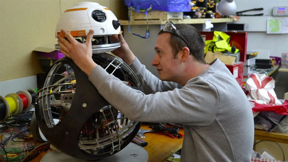 Ingenieros muestran la creación del droide BB-8 de la película ‘El Despertar de la Fuerza’