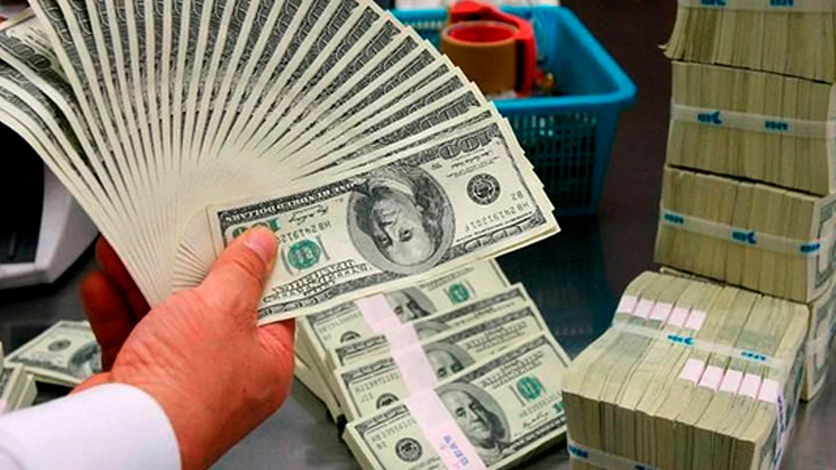 Ofrecen dólar en 18.72 pesos en el AICM