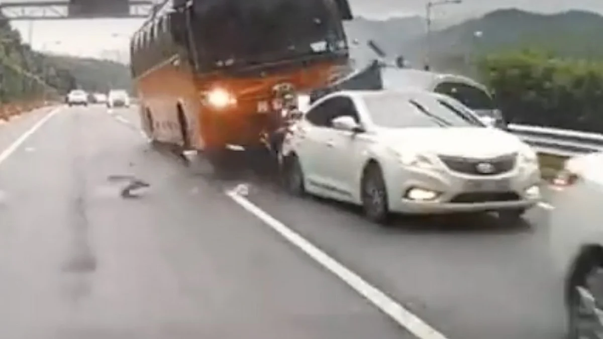 Video: A segundos de que camión choque contra varios autos, conductor decide cambiar de carril
