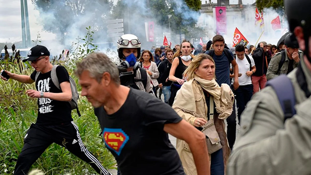 La reforma laboral permite ampliar las horas de trabajo de la semana laboral y facilitar los despidos (Foto: @moreira_enzo)