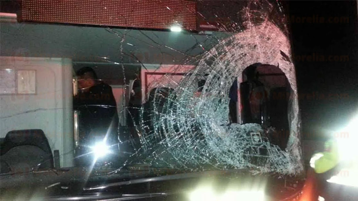 Chocan camioneta y autobús en la carretera Morelia-Quiroga; hay dos heridos