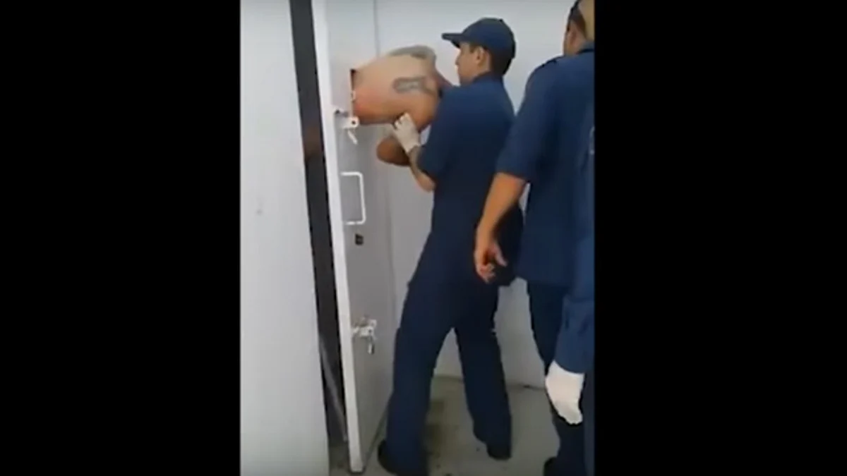 Video: Ladrón intenta escapar de comisaría, pero queda atrapado en puerta