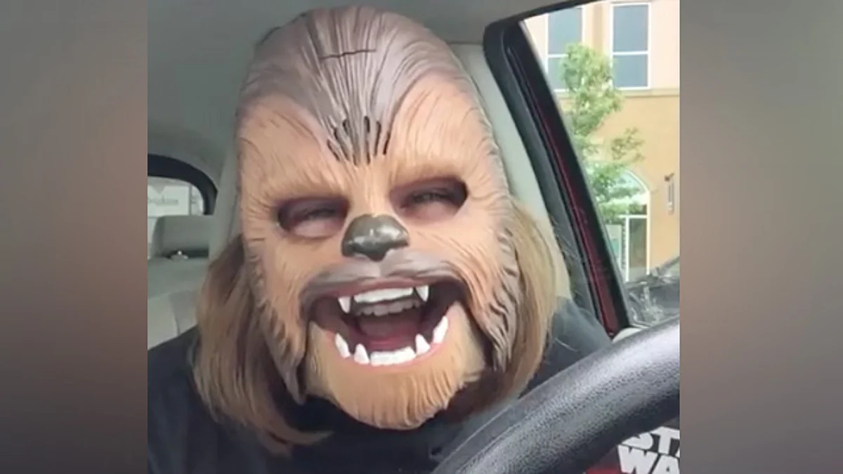 Video: Mujer con máscara de Chewbacca es lo más visto en la historia de Facebook