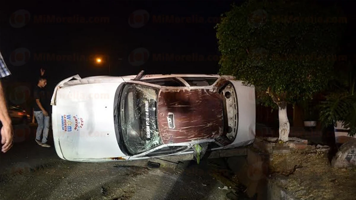 Vuelca automóvil y es abandonado en Morelia
