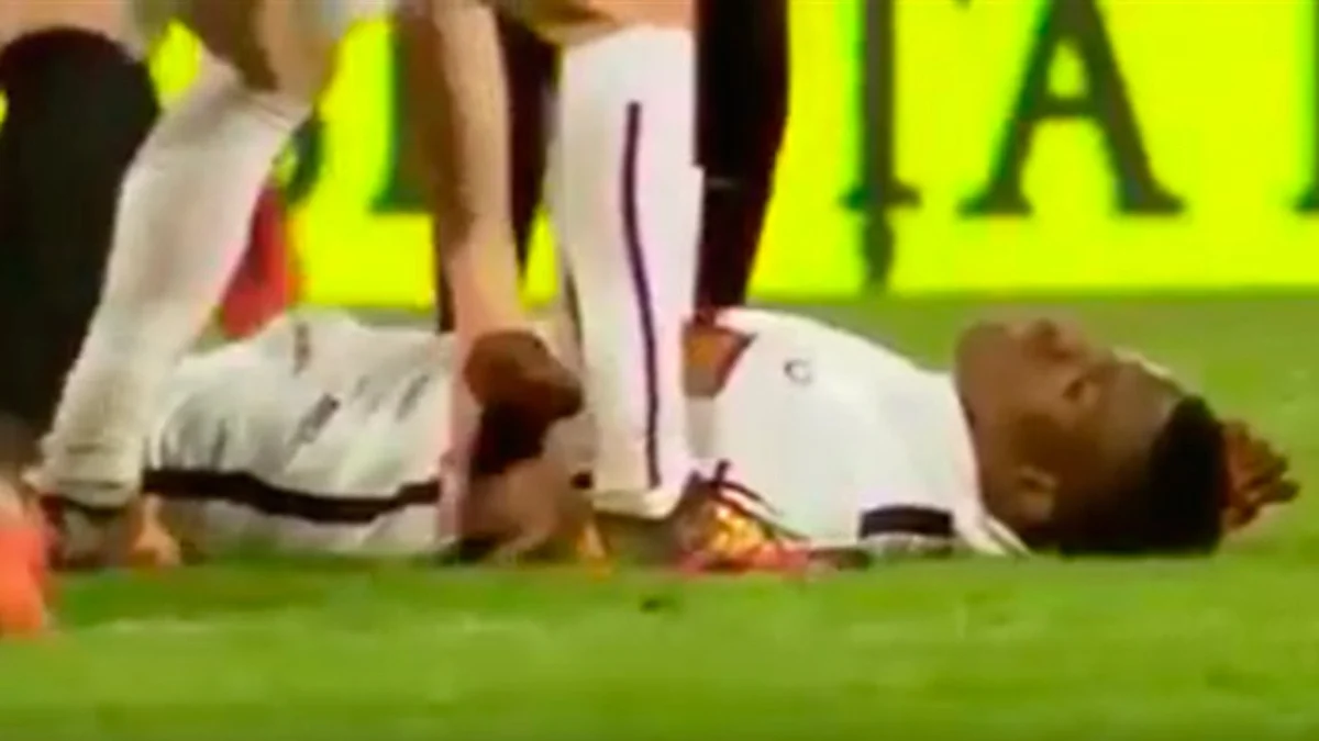 Video: Se desploma futbolista durante pleno partido en Rumania