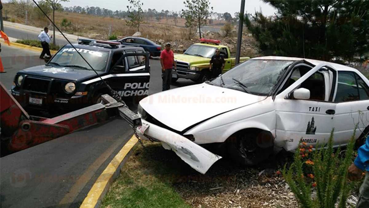 Taxi se trepa a una glorieta en la zona de Altozano, hay 2 heridos
