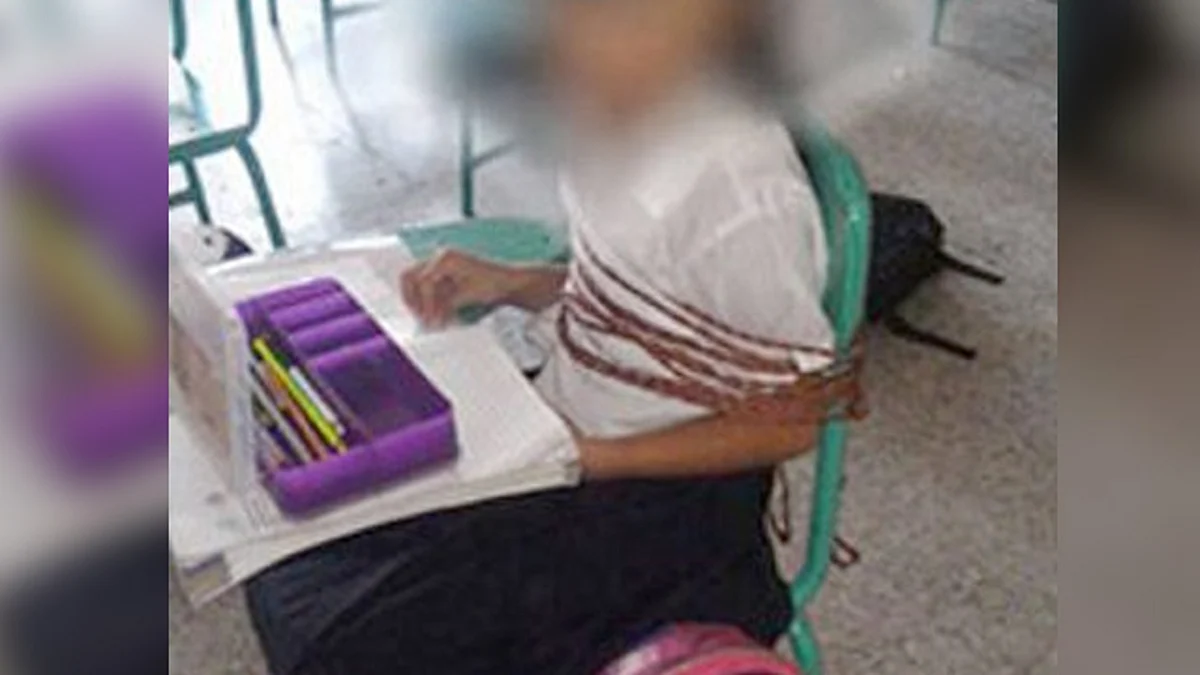 Por “inquieta”, niña es amarrada a su pupitre en primaria de Veracruz