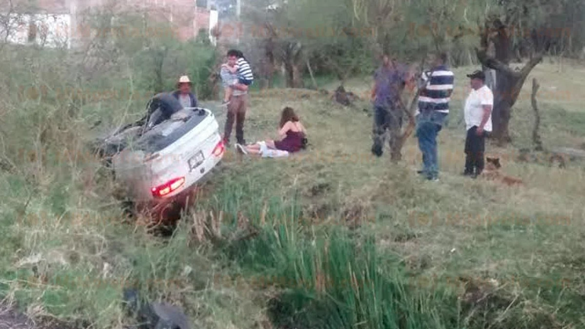 Vuelca auto en Villamar; hay una mujer herida