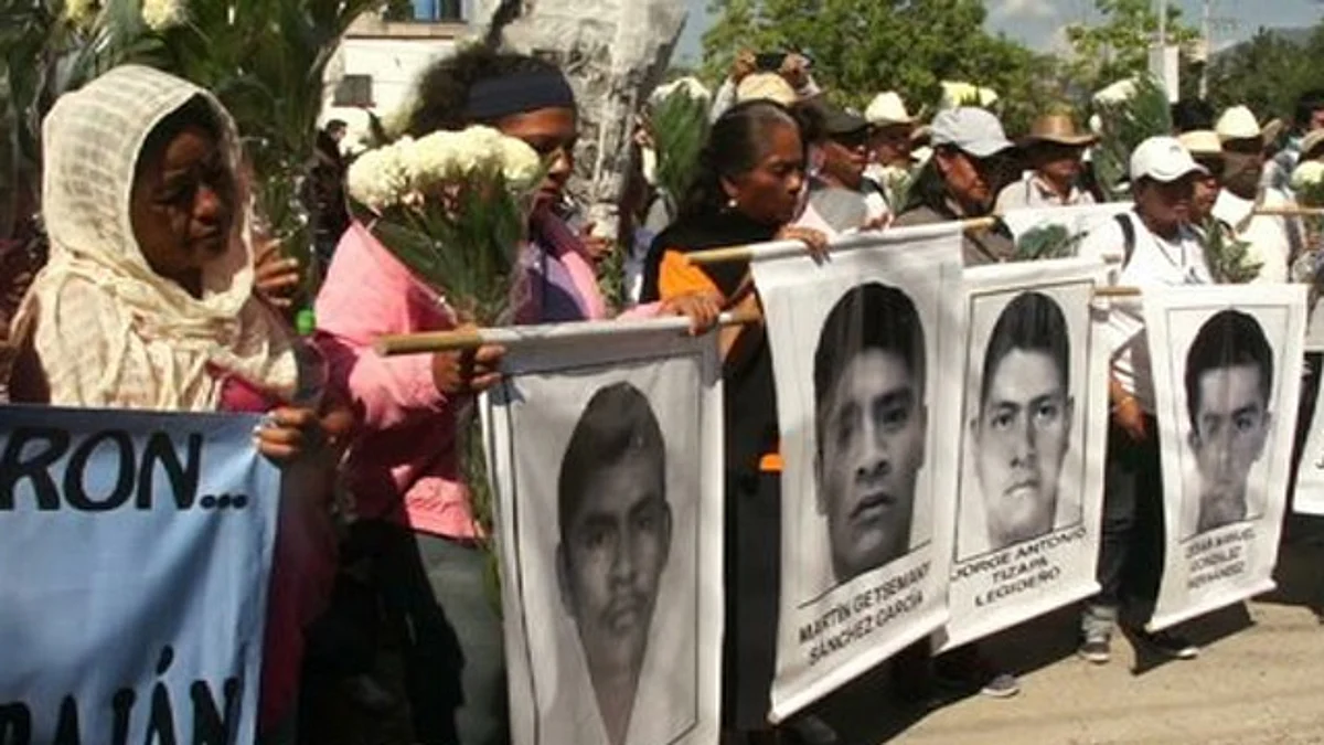 Refrenda CNDH a padres de normalistas de Ayotzinapa continuar con investigaciones