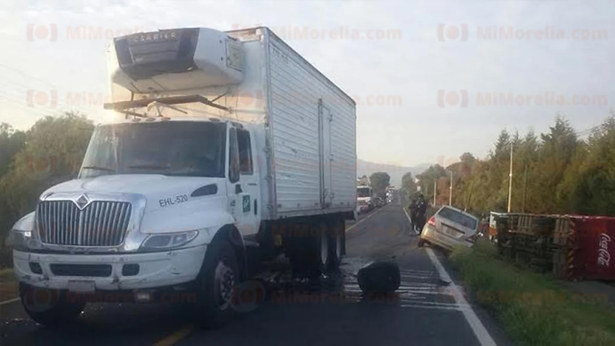 Carambola deja un camión refresquero volcado y cuantiosos daños materiales