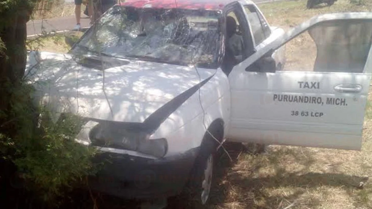 Taxi embiste a ciclista y choca contra un árbol en Puruándiro