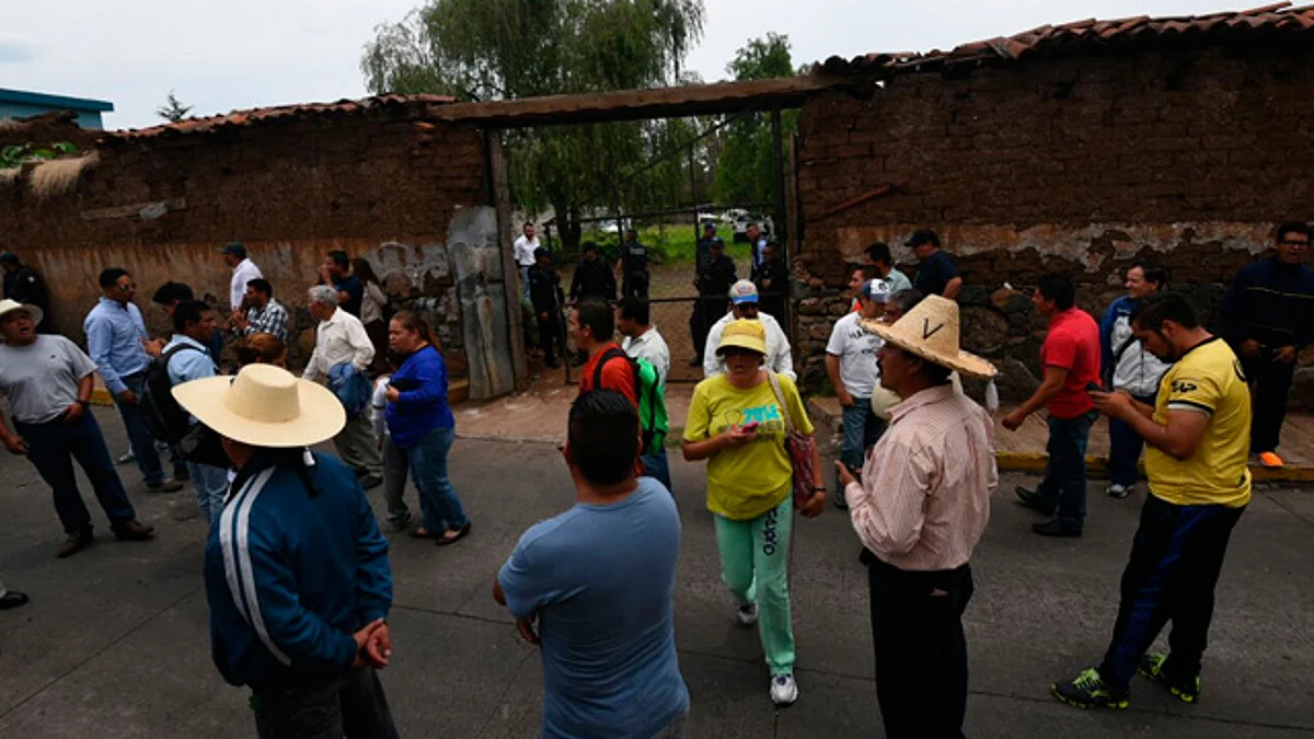 CNTE bloquea la carretera Villa Jiménez- Copándaro