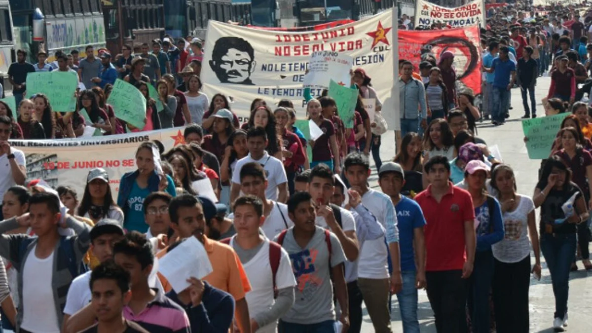 Llega marcha de la CUL al Centro Histórico; realizan mitin frente a Palacio de Gobierno