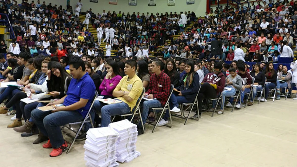 Presentan examen para ingreso a la UMSNH; rector pide a jóvenes no dejarse engañar