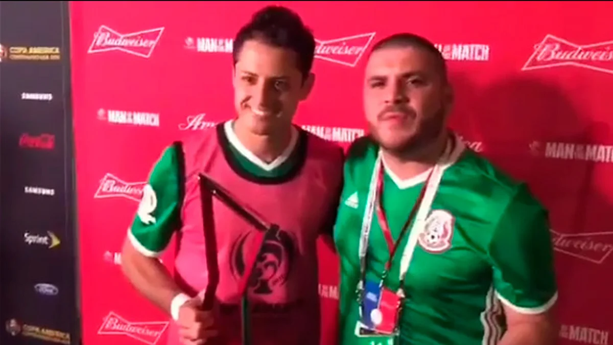 Video: ‘El Komander’ le entrega premio al Mejor Jugador del Partido al Chicharito