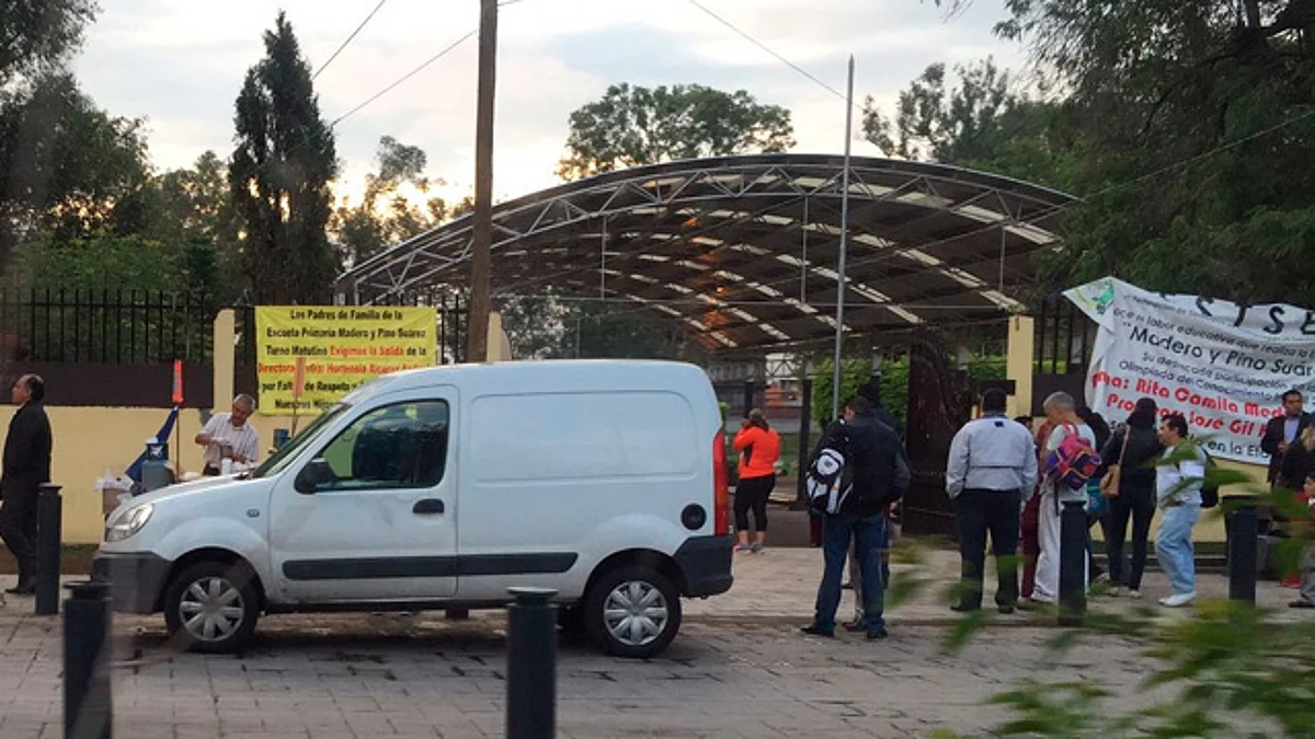 Padres de familia señalan que directora de la primaria Madero y Pino Suárez fue destituida