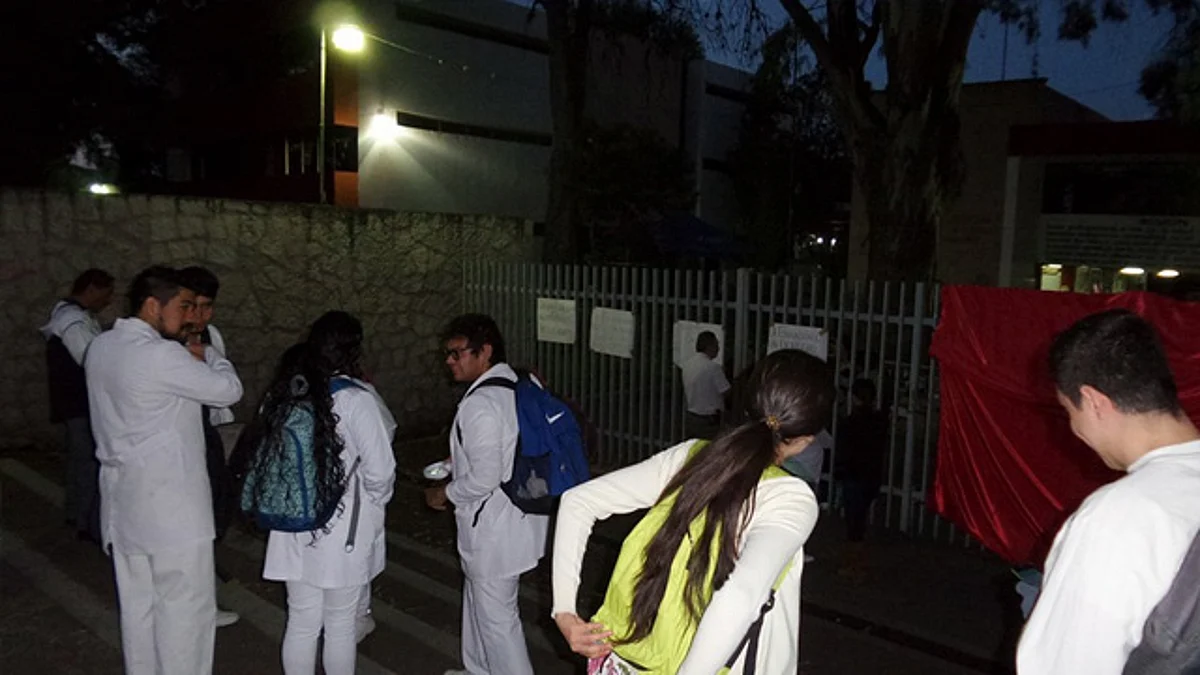 Alumnos toman Facultad de Medicina de la UMSNH; demandan condonaciones