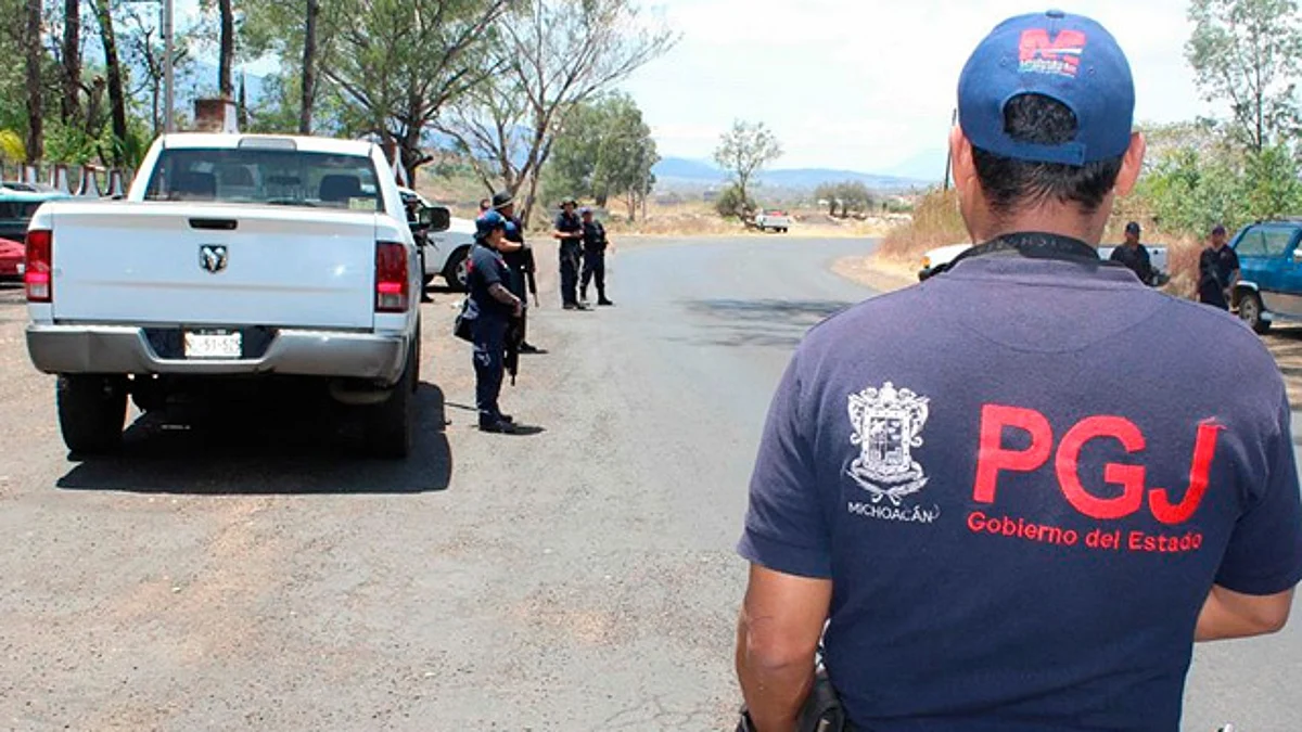 Detienen a dos sujetos que transportaban armas largas en Parácuaro