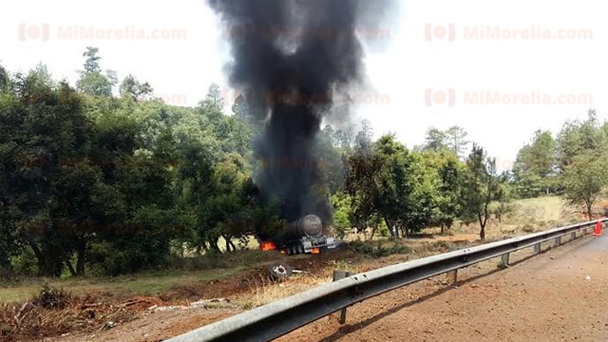 Siete muertos y un herido, deja choque de pipa y camioneta en carretera Pátzcuaro-Uruapan