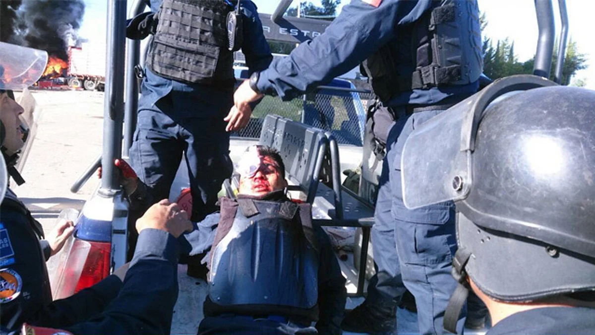 Reportan policías heridos de bala y uno retenido, tras desalojo en crucero de Nochixtlán
