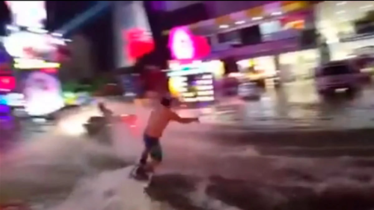 Video: Convierten el Boulevard Kukulcán de Cancún en pista de esquí acuático