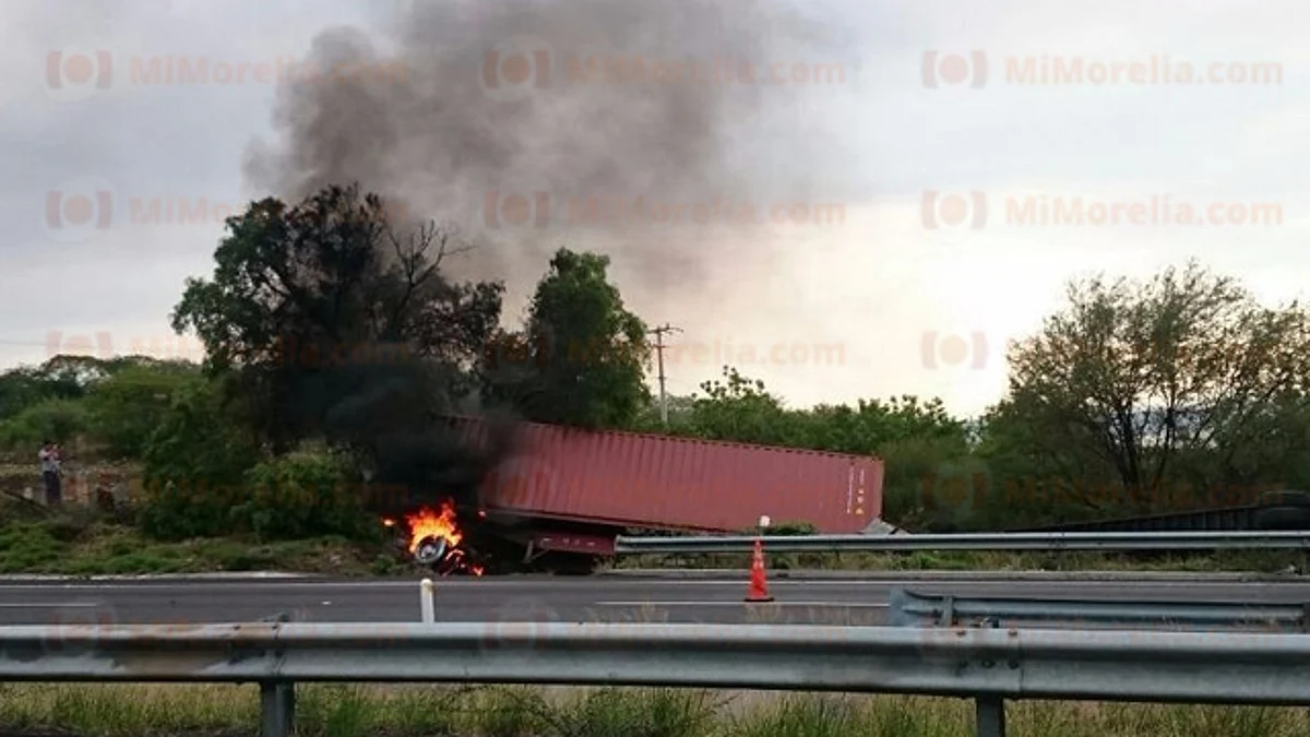 Tráiler se incendia en la Autopista Occidente
